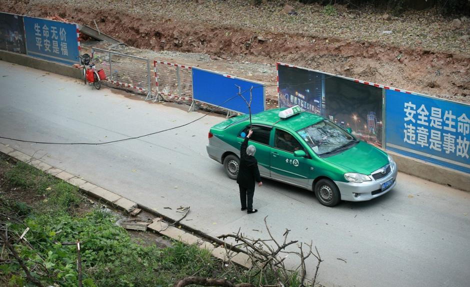 大媽風中托舉電纜半小時 讓數(shù)百車輛平安通過