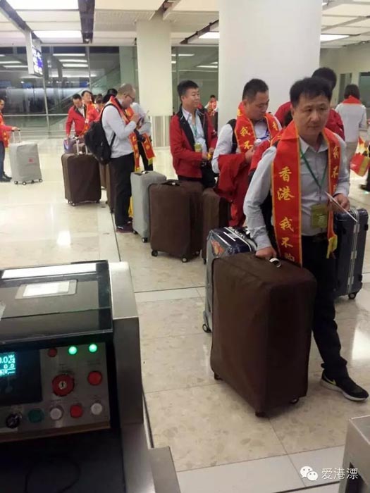 一個內(nèi)地旅游團在香港過境時的一幕