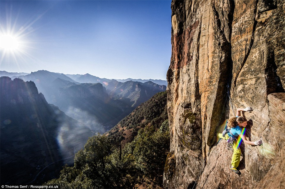 瑞士女教師徒手攀爬峭壁 驚心動魄