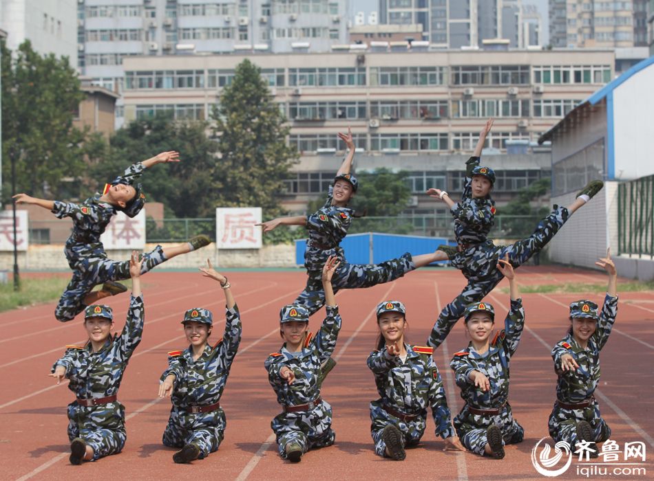 山師舞蹈系女生軍訓秀“腿功”