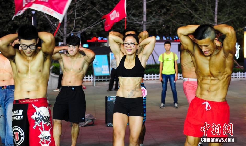 濟南猛男健女街頭秀肌肉引注目