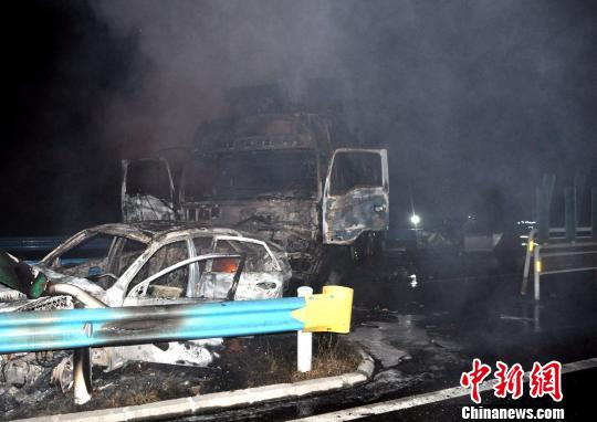 10月2日0時許，杭瑞高速貴州江口縣往銅仁市方向，距王家溝隧道出口200米處，發(fā)生一起三車追尾交通事