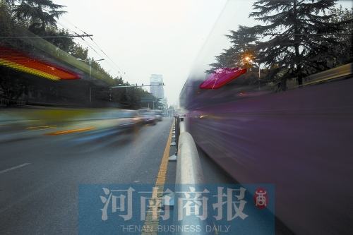 如今的建設(shè)路拓寬了不少，各種車(chē)輛川流不息（照片為多次曝光合成）