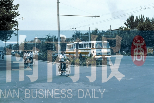 1983年的建設(shè)路，已經(jīng)有了電車(chē)