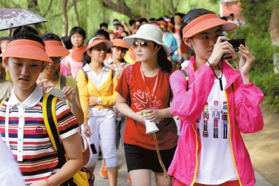 未名湖畔，游人紛紛拍照留念。