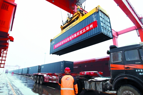 8日,帶回41集裝箱汽車原配件、動(dòng)車高鐵鋼板、高檔飲料